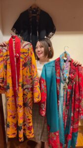 隠れ家居酒屋まーさん_沖縄の衣装を着て写真が撮れるよ!